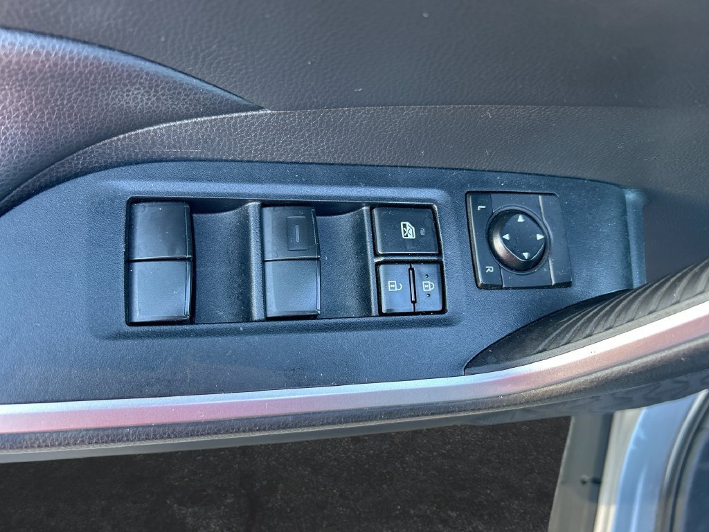 Used 2019 Toyota RAV4 LE FWD image 12