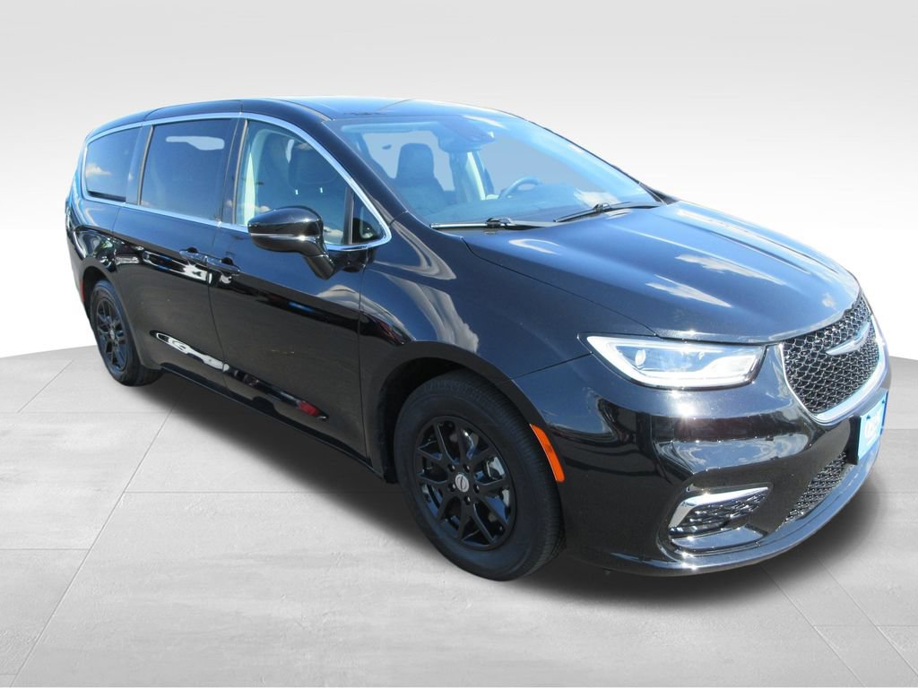 Used 2024 Chrysler Pacifica Touring-L FWD image 7