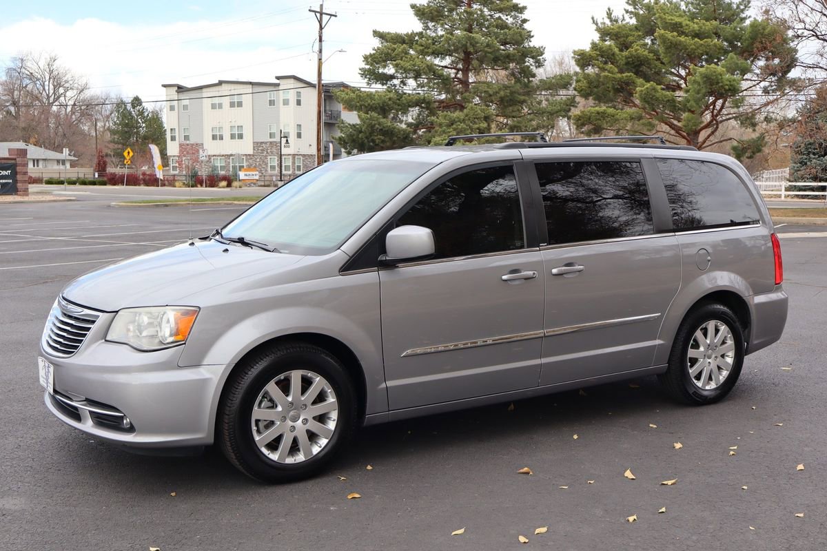 Used 2013 Chrysler Town & Country Touring image 10