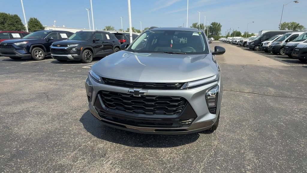 Used 2025 Chevrolet Trax ACTIV w/ Sunroof Package FWD image 3