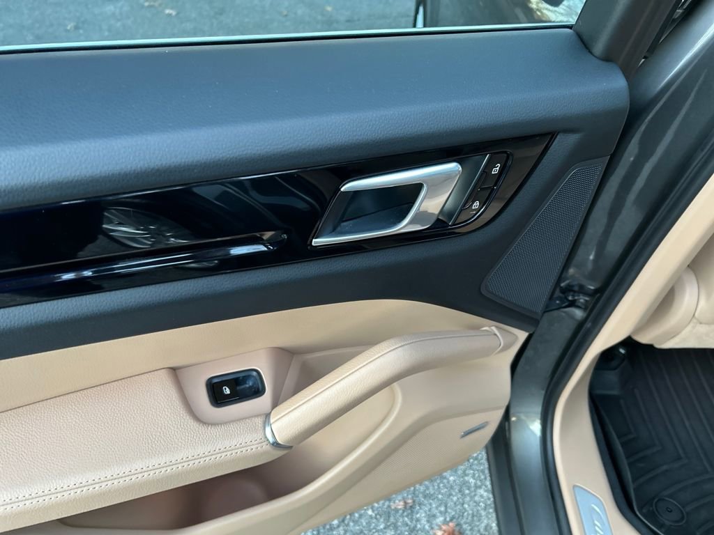 Used 2020 Porsche Cayenne image 21