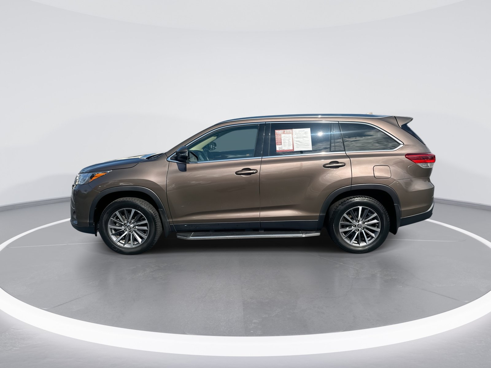 Used 2019 Toyota Highlander XLE FWD image 6
