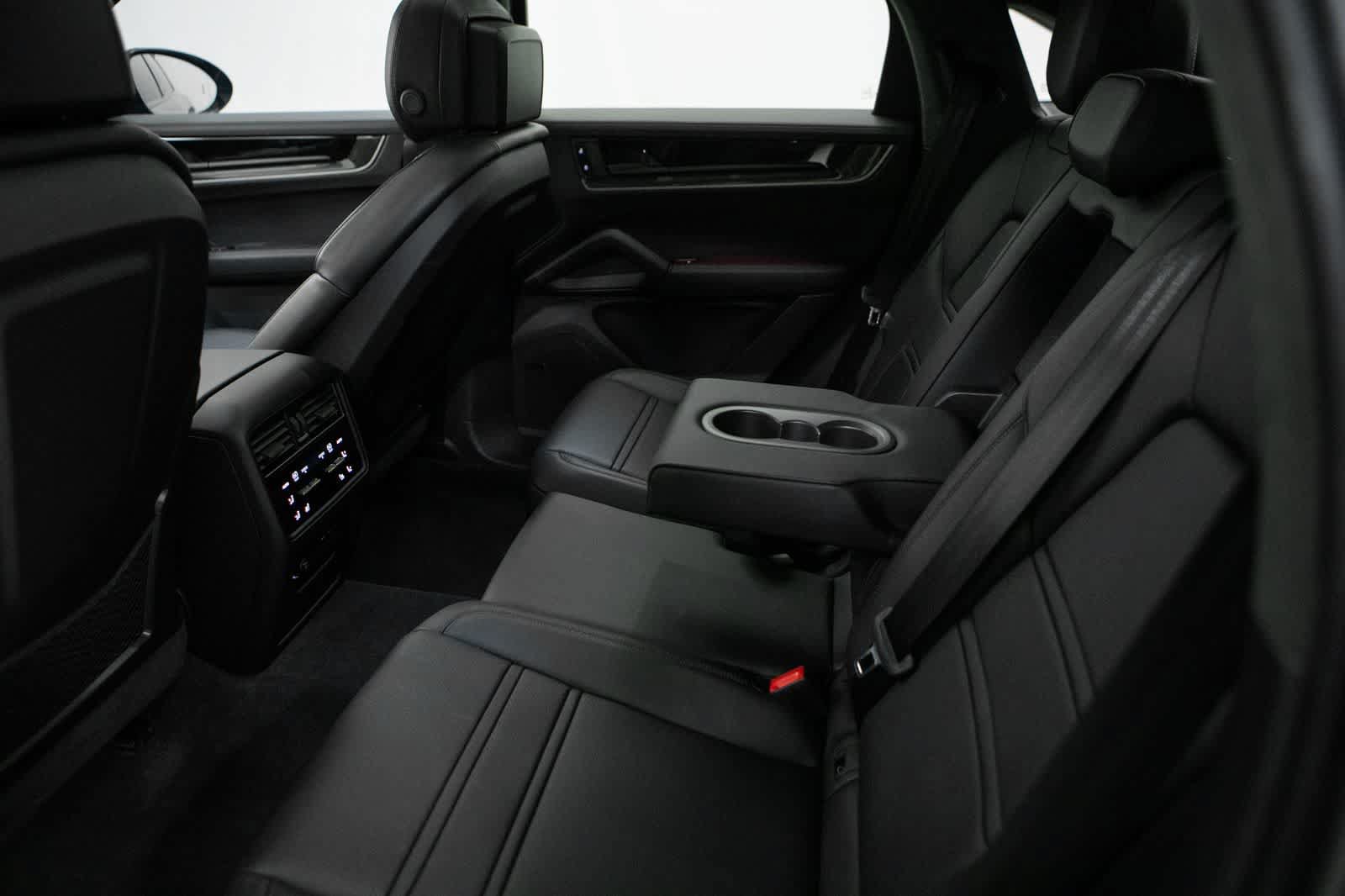 Certified 2025 Porsche Cayenne Turbo AWD/4WD image 37