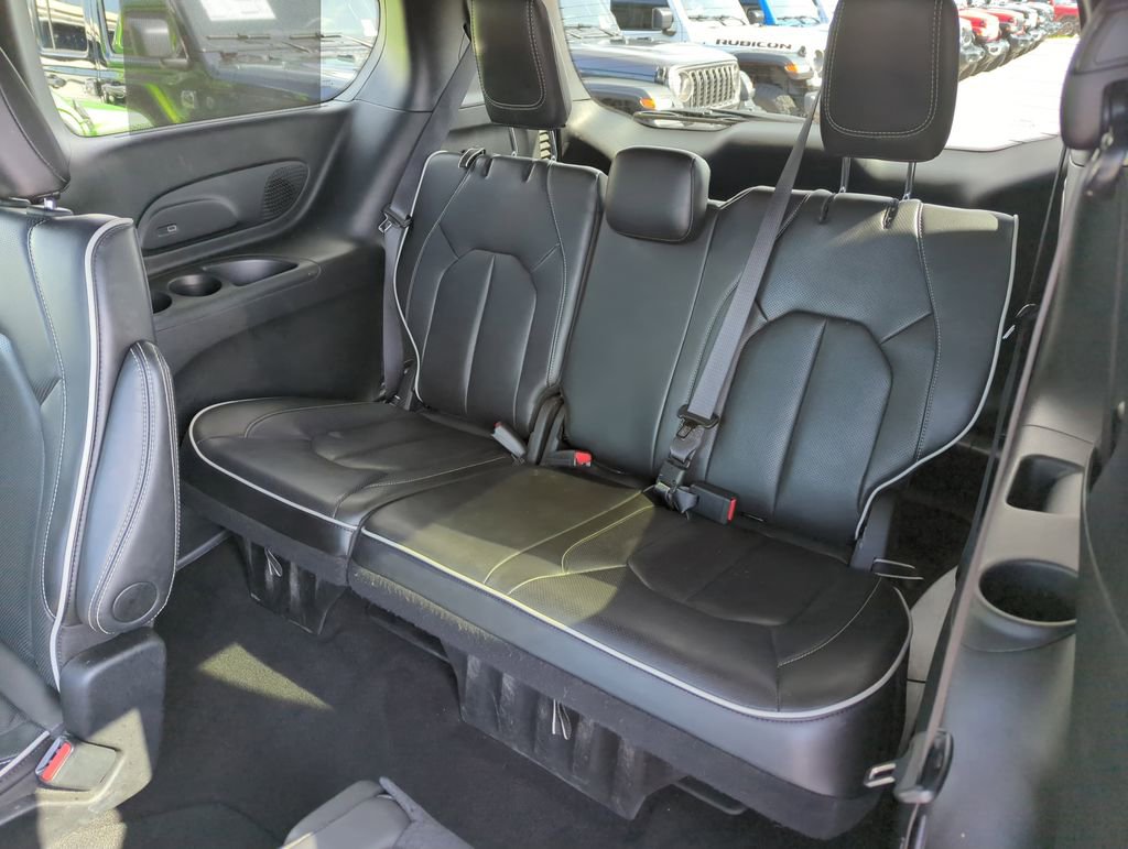 Used 2025 Chrysler Pacifica Limited image 28