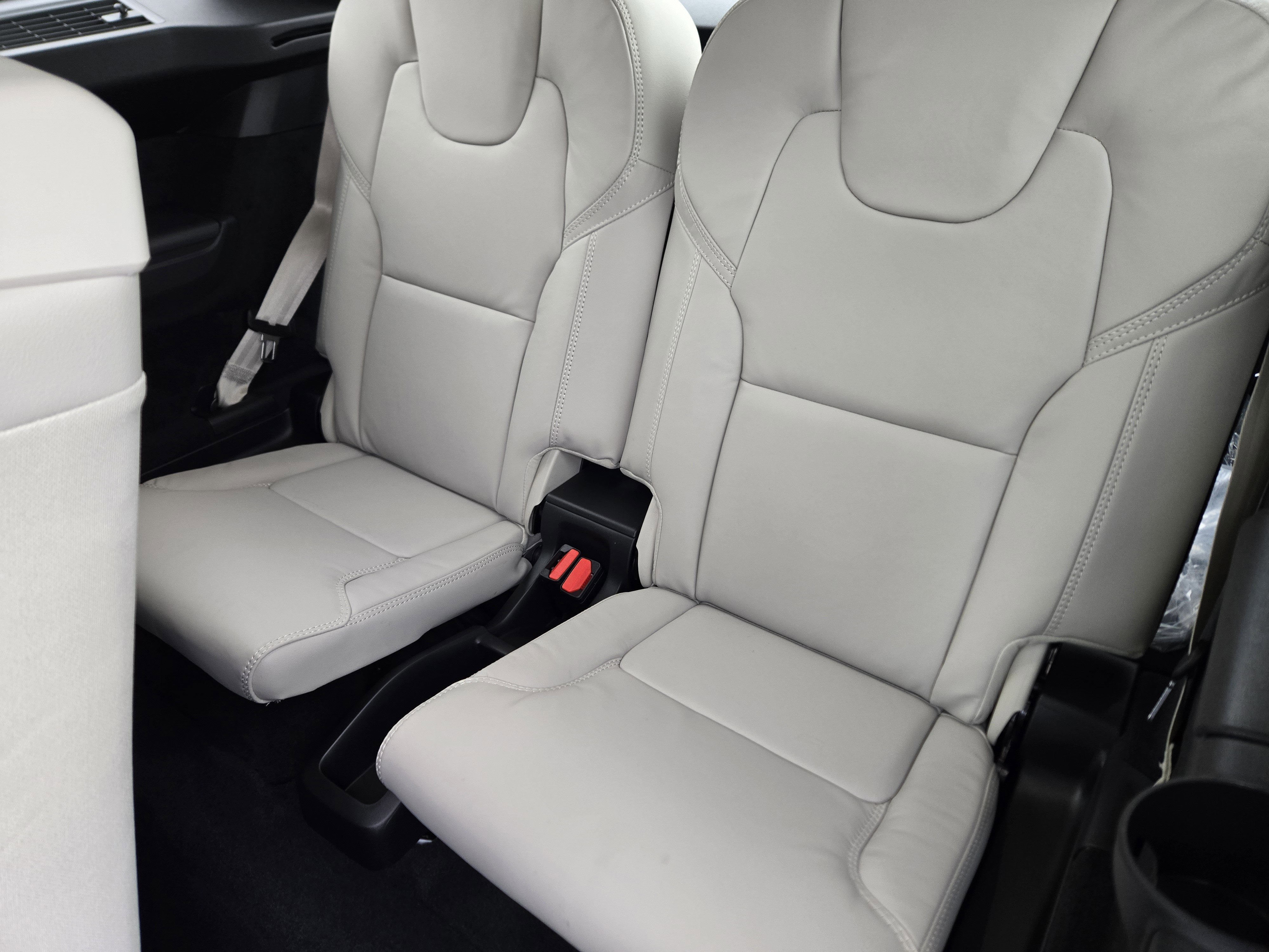 New 2026 Volvo XC90 B6 Ultra w/ Protection Package image 32