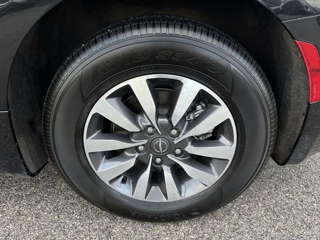 Used 2021 Chrysler Pacifica Limited w/ Uconnect Theater Family Group image 32