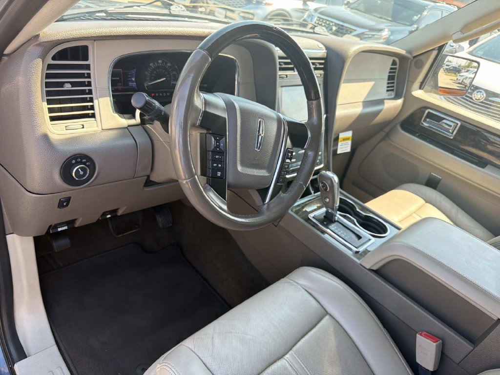 Used 2017 Lincoln Navigator Select RWD image 21