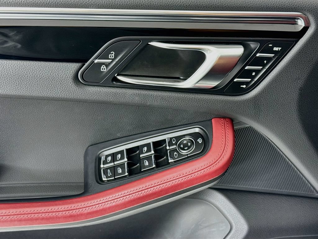 Certified 2025 Porsche Macan AWD/4WD image 11