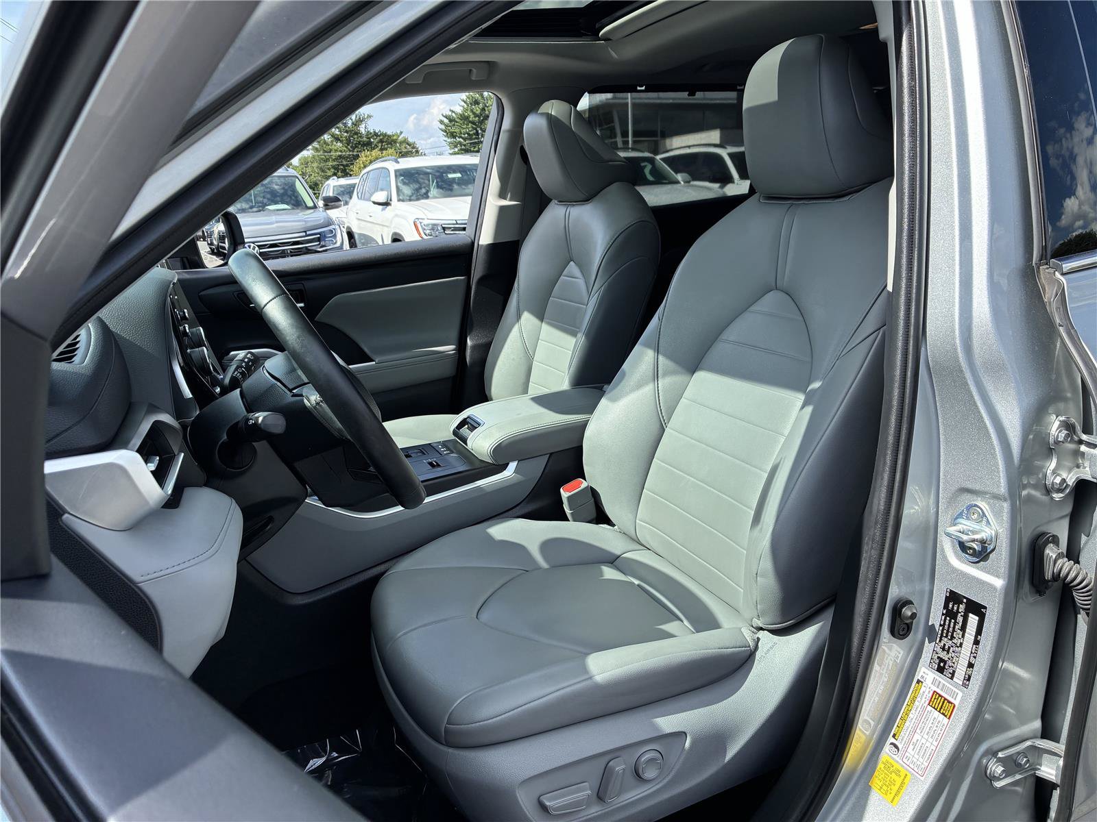 Used 2020 Toyota Highlander XLE w/ Protection Package #3 AWD/4WD image 24
