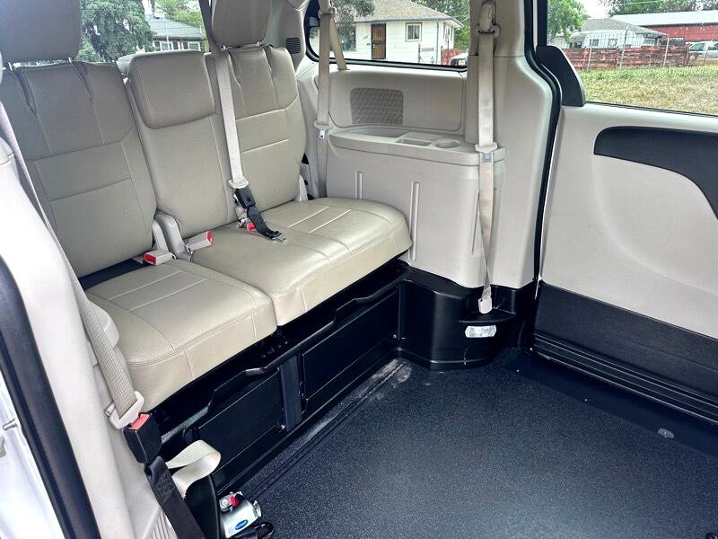 Used 2019 Dodge Grand Caravan SE image 17