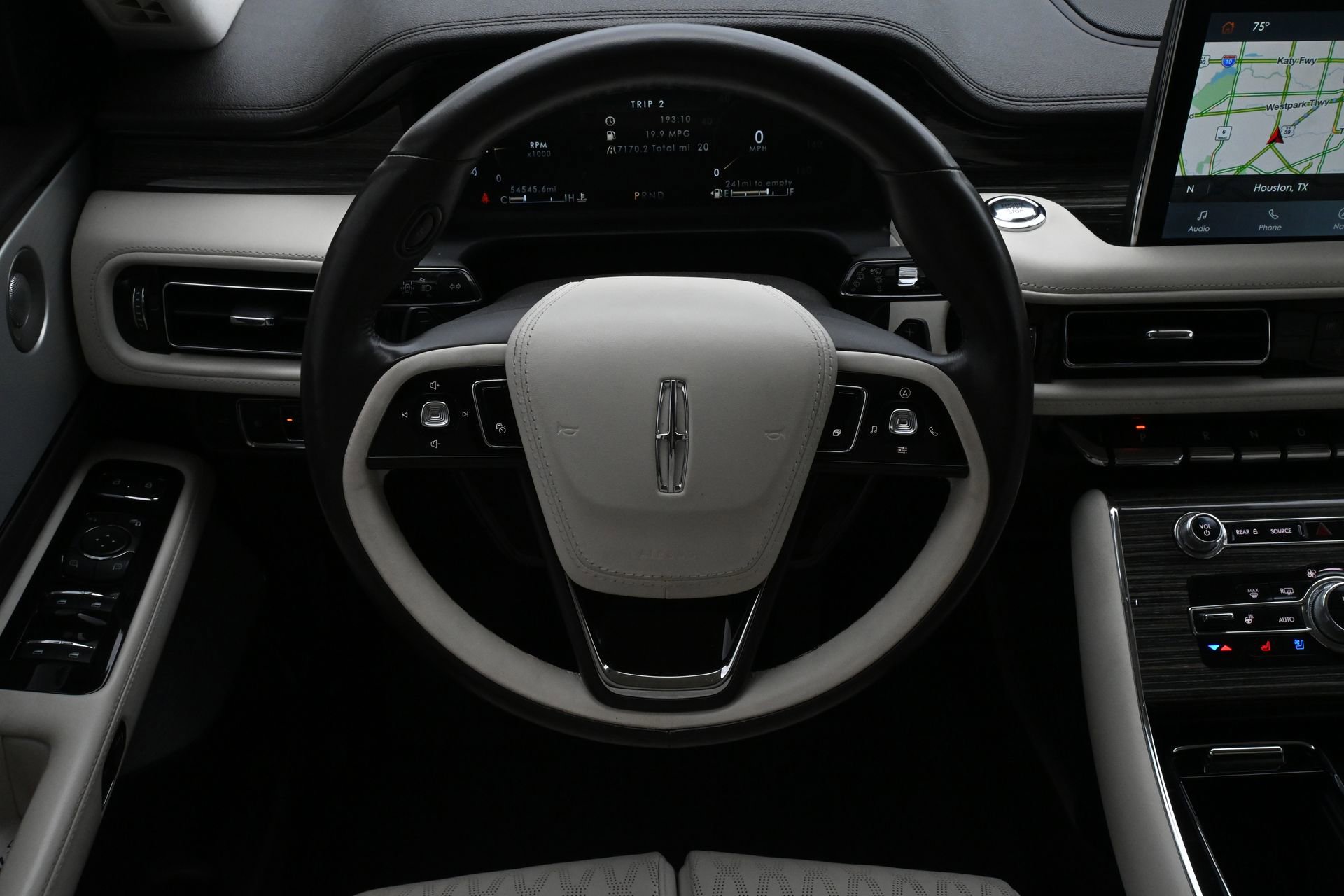 Used 2022 Lincoln Aviator Black Label w/ Class IV Trailer Tow Package AWD/4WD image 10