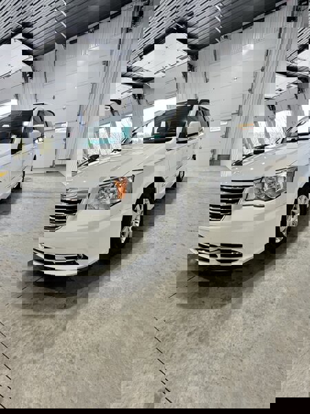 Used 2013 Chrysler Town & Country Touring image 4