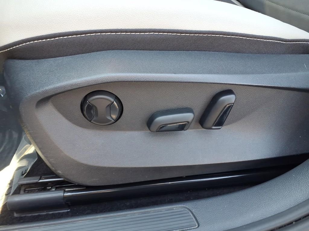 Used 2025 Volkswagen Taos SE AWD/4WD image 25