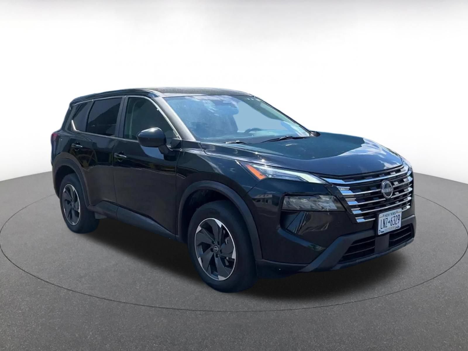 Used 2025 Nissan Rogue SV AWD/4WD image 3