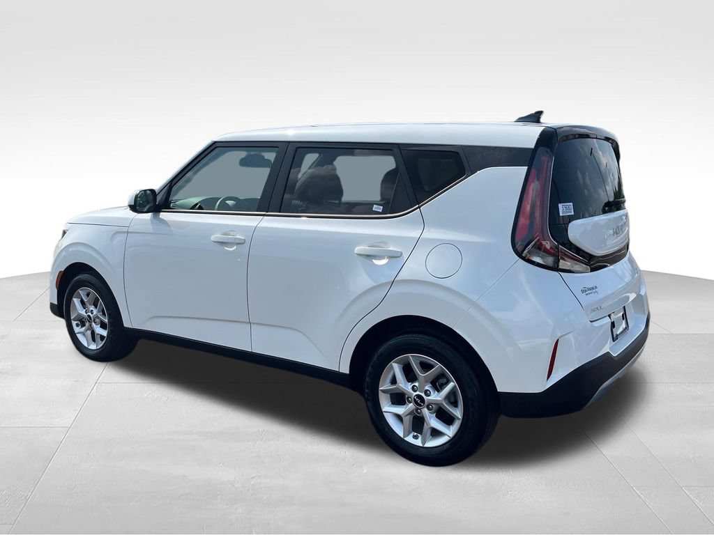 Used 2025 Kia Soul LX w/ LX Technology Package FWD image 4