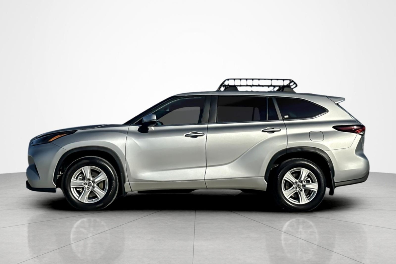 Used 2024 Toyota Highlander LE FWD image 2