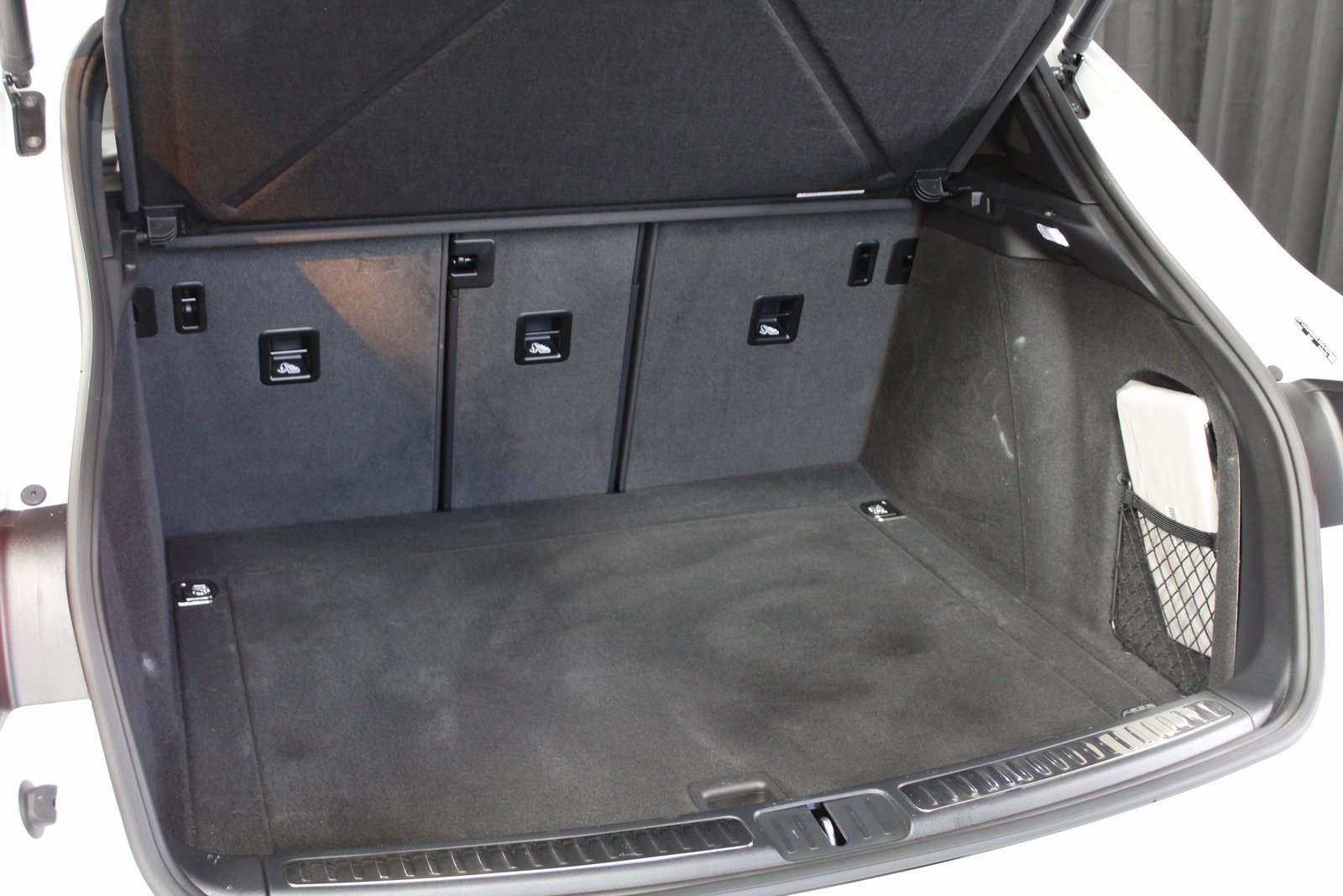 Certified 2025 Porsche Macan image 17