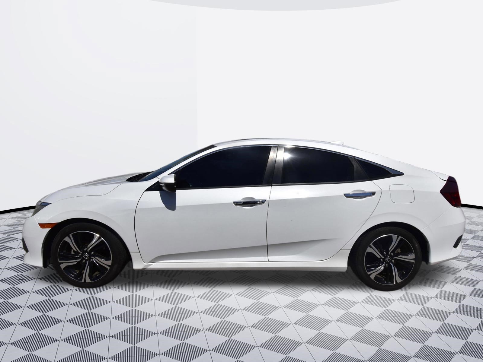 Used 2017 Honda Civic Touring image 4