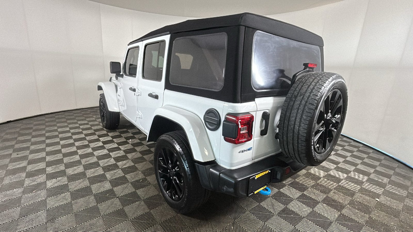 Used 2024 Jeep Wrangler Unlimited Sahara AWD/4WD image 5