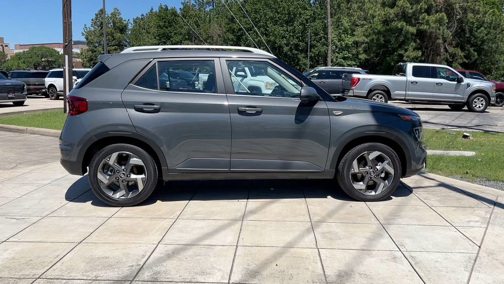 Used 2025 Hyundai Venue SEL image 17