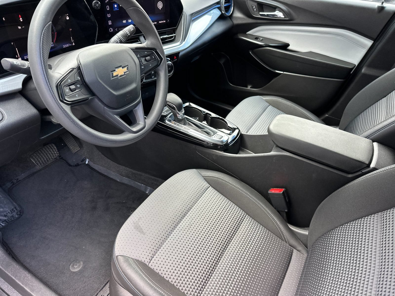 Used 2025 Chevrolet Trax LT FWD image 9