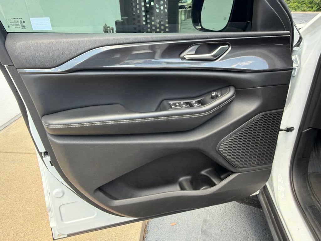 Used 2023 Jeep Grand Cherokee Altitude AWD/4WD image 34