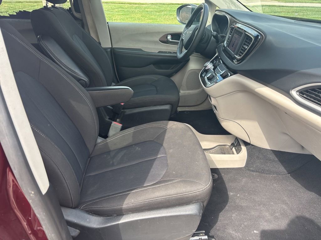 Used 2023 Chrysler Voyager LX image 17