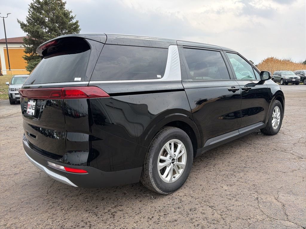 Used 2023 Kia Carnival LX FWD image 4
