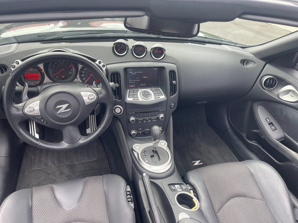 Used 2017 Nissan 370Z Touring RWD image 19