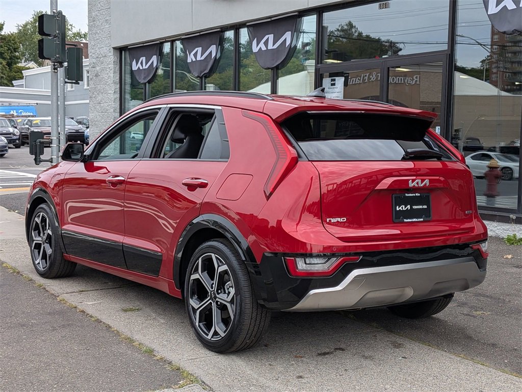 Used 2024 Kia Niro SX Touring image 9