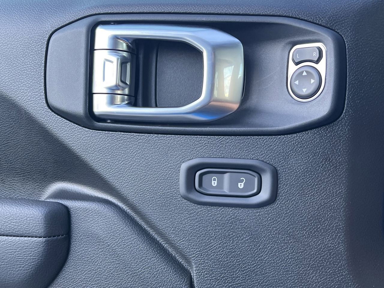 New 2025 Jeep Gladiator Sport image 17