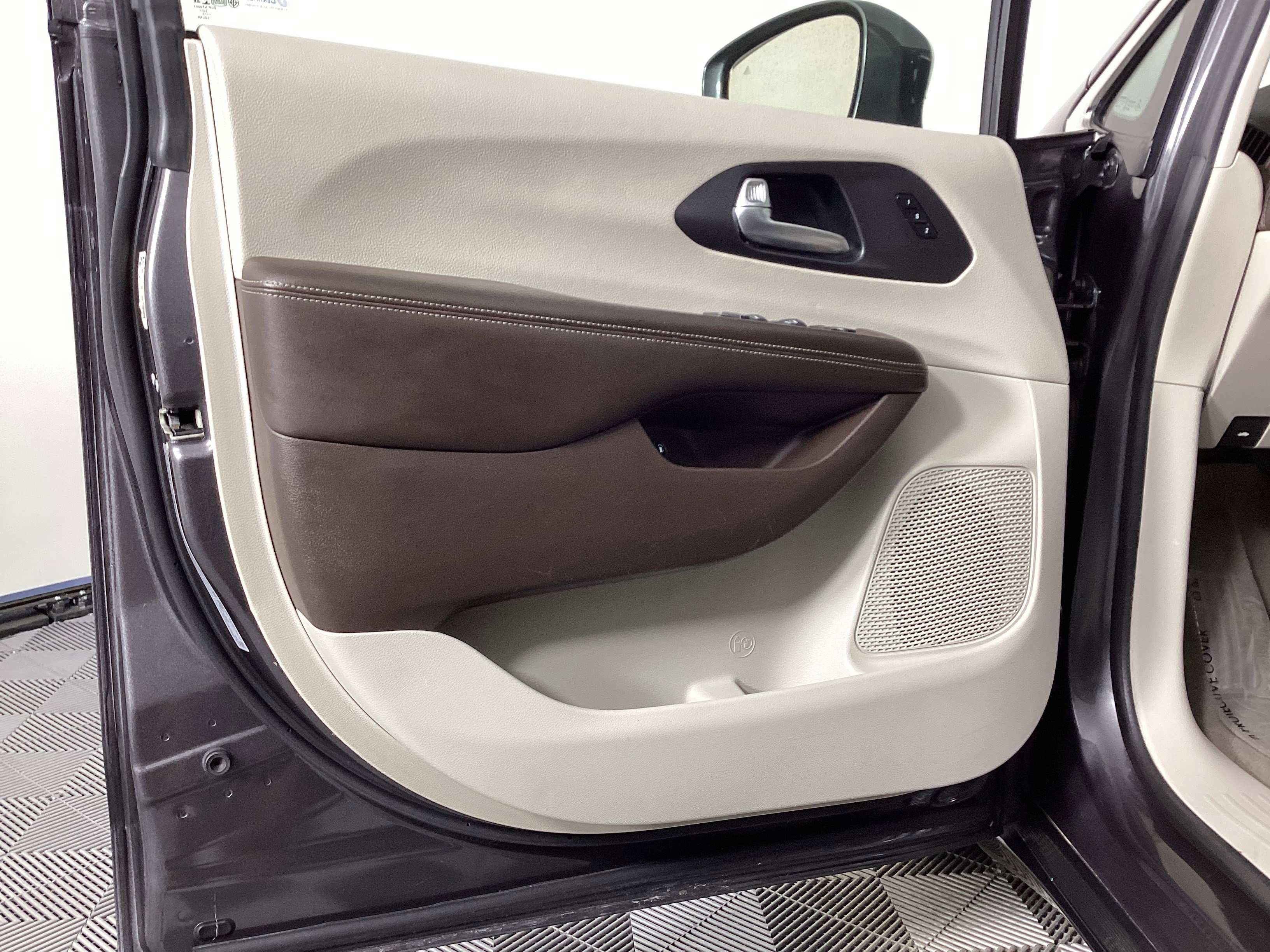 Used 2021 Chrysler Pacifica Touring-L image 26