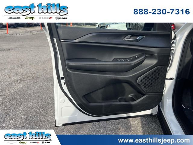 Used 2025 Jeep Grand Cherokee Altitude AWD/4WD image 15