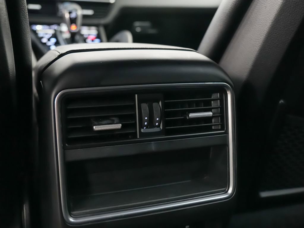 Used 2022 Porsche Cayenne AWD/4WD image 19