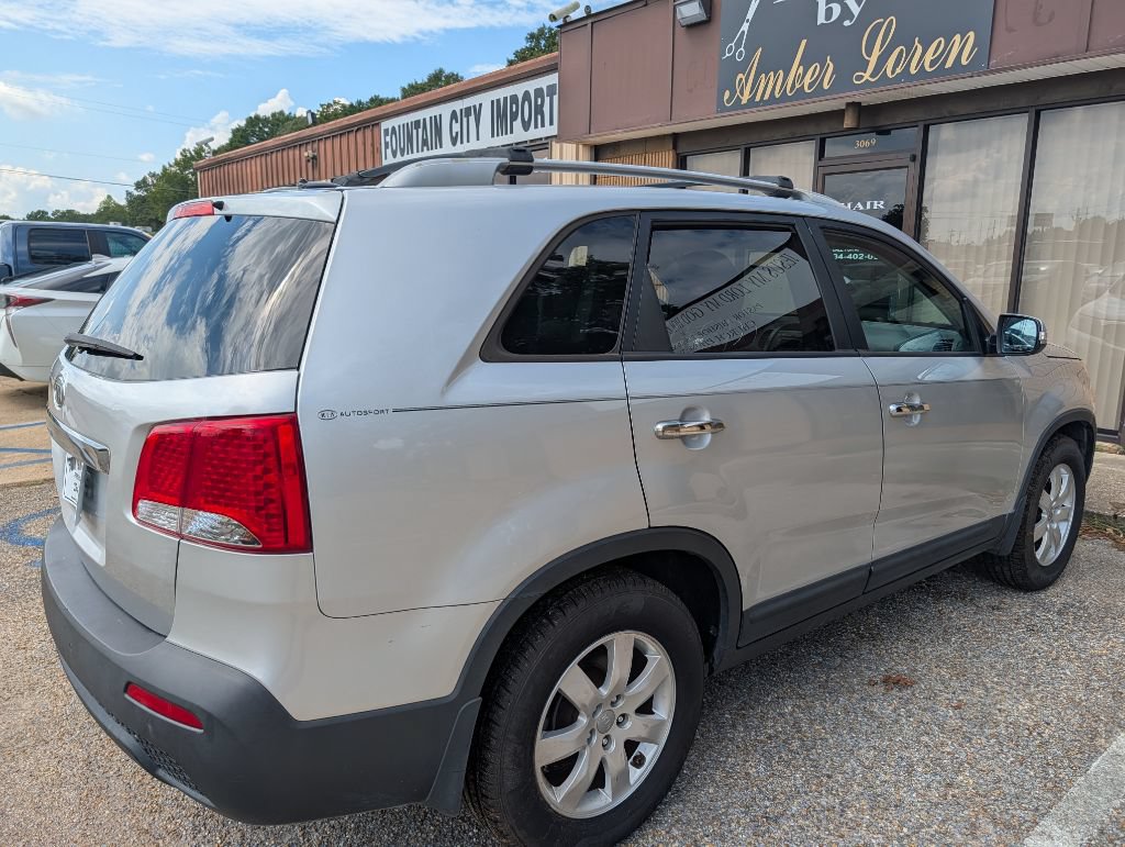 Used 2012 Kia Sorento LX w/ Convenience Pkg FWD image 2