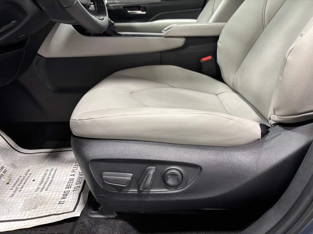 Used 2025 Toyota Grand Highlander AWD image 12