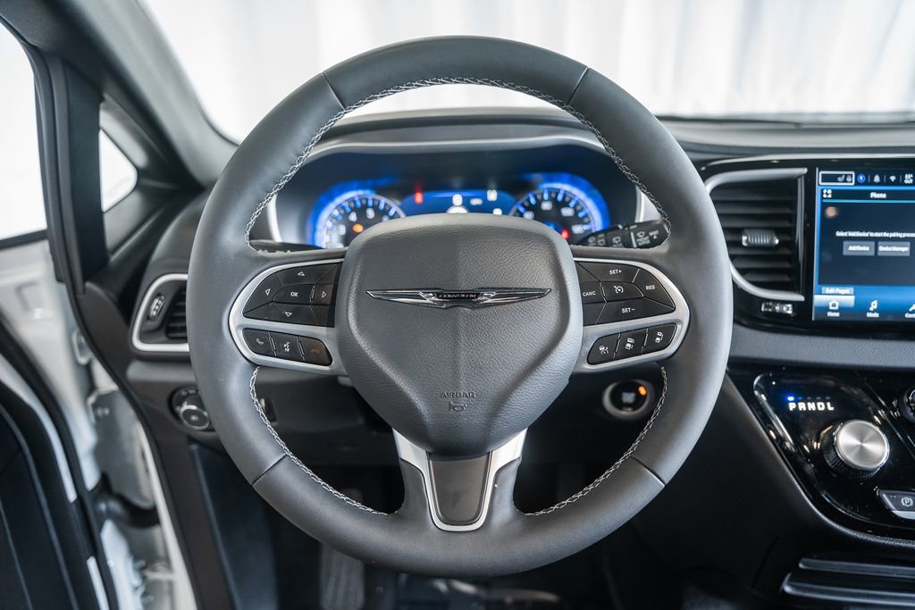 Used 2025 Chrysler Pacifica Select image 31