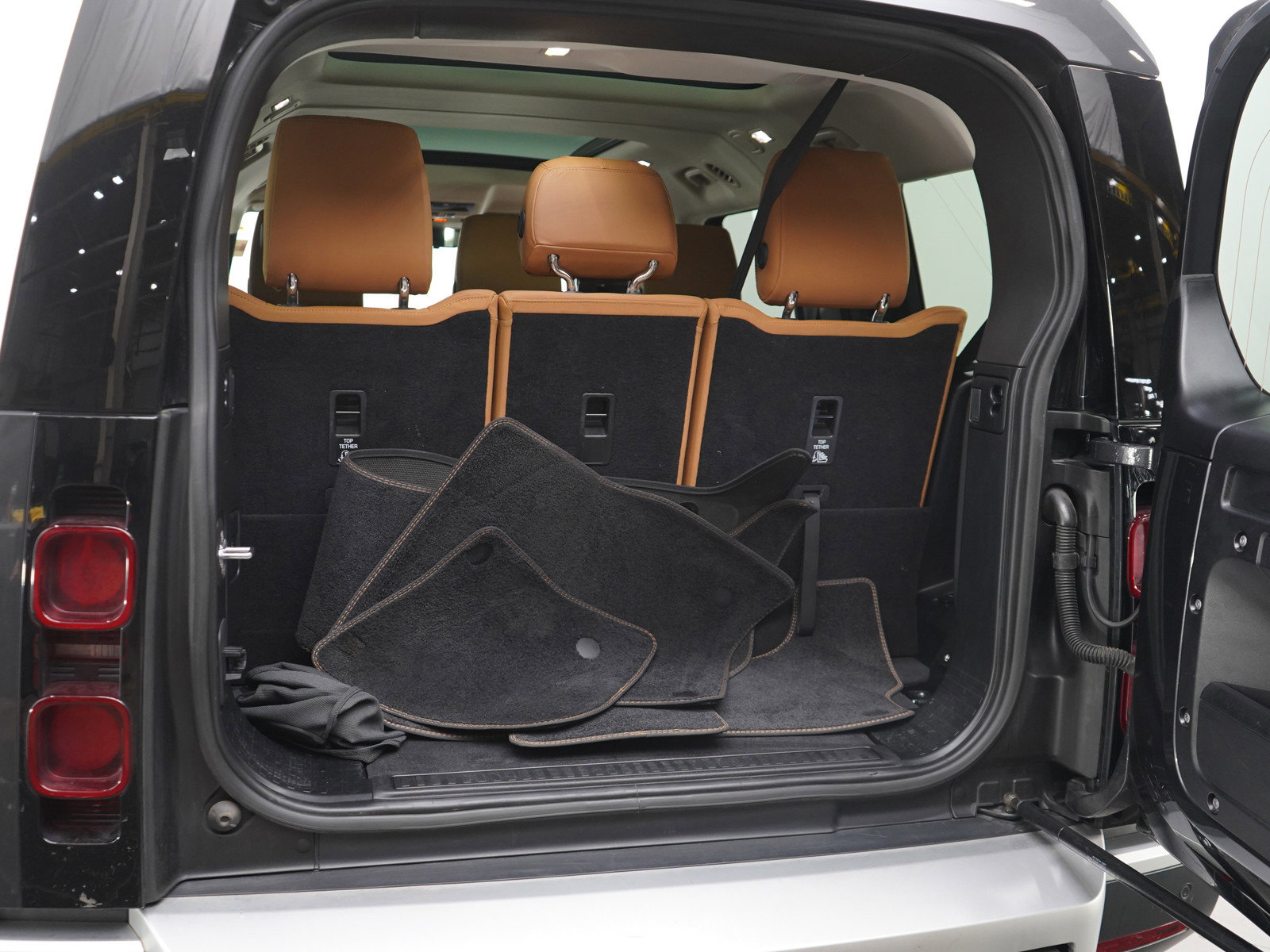 Used 2023 Land Rover Defender 130 First Edition image 17