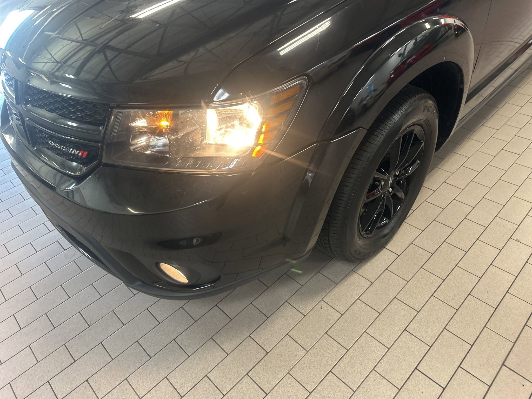 Used 2019 Dodge Journey SE image 2