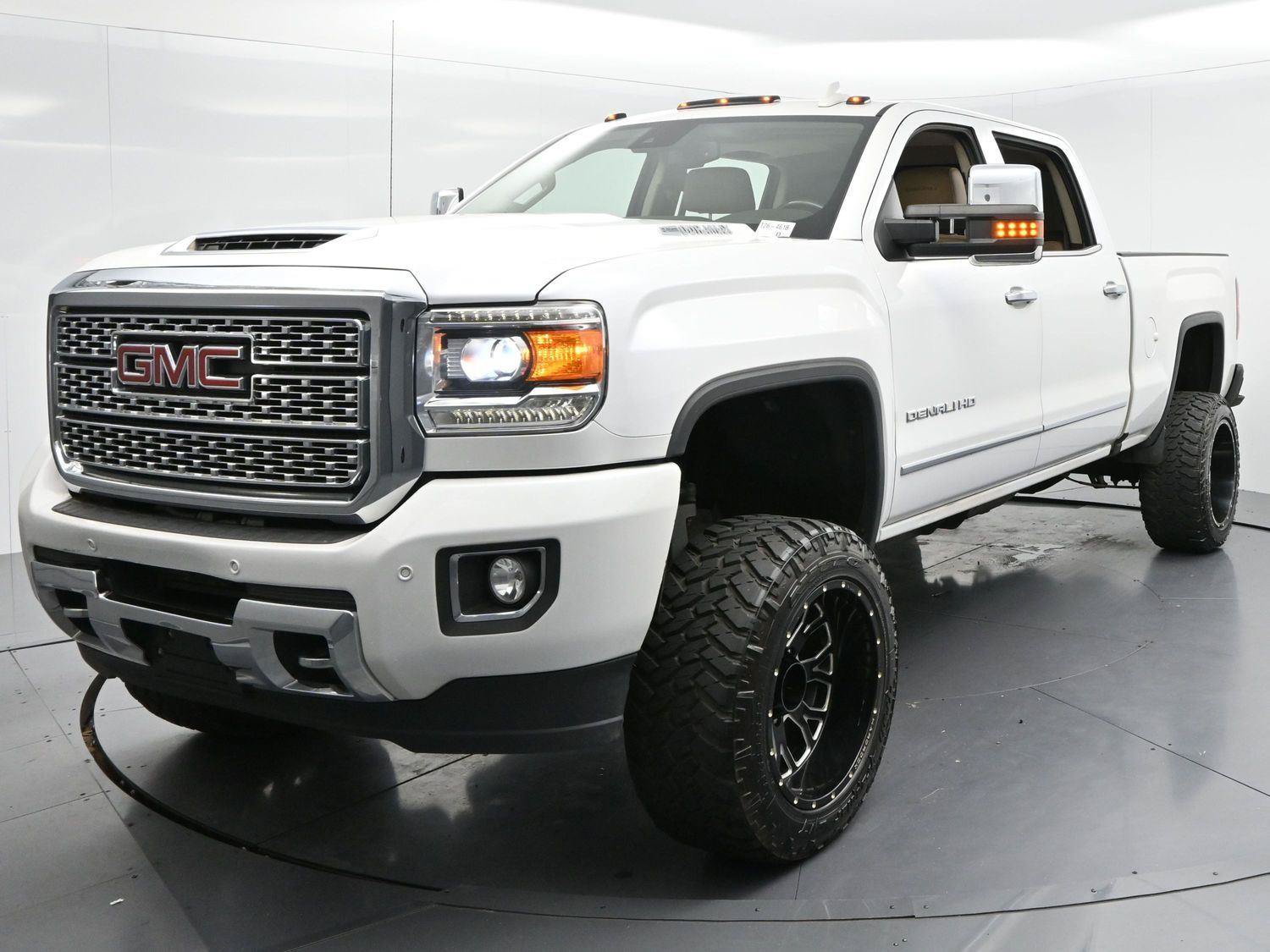 Used 2019 GMC Sierra 2500 Denali w/ Duramax Plus Package AWD/4WD image 3