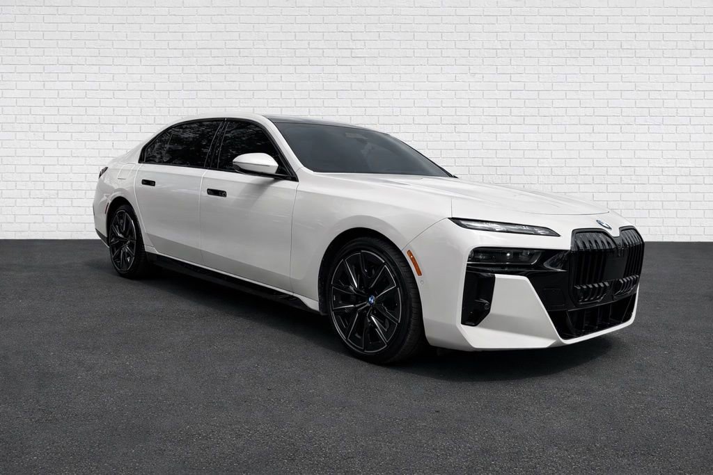 Used 2023 BMW 760i xDrive image 3