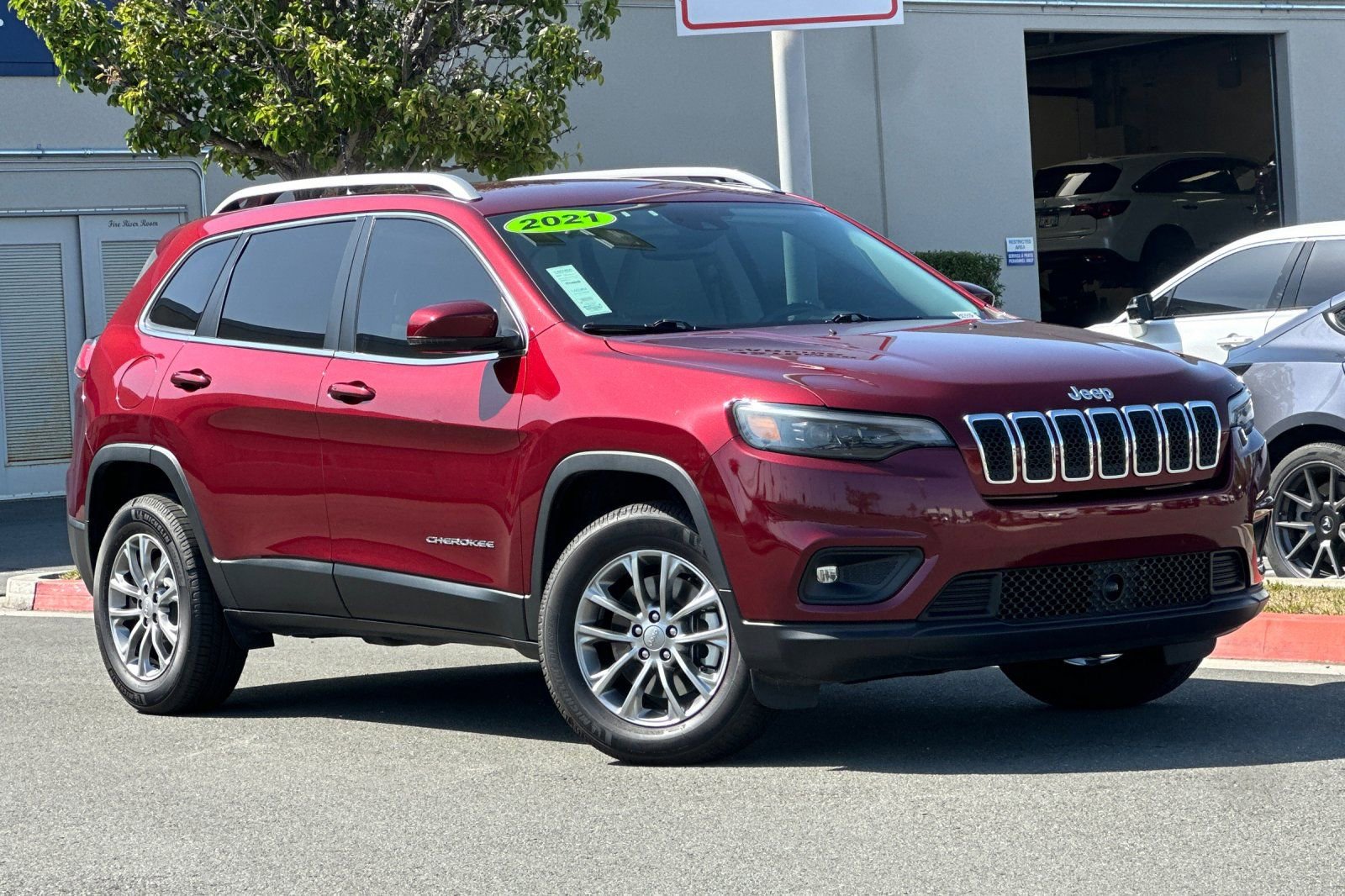 Used 2021 Jeep Cherokee Latitude Plus AWD/4WD image 2