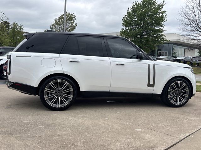 Used 2024 Land Rover Range Rover SE image 2
