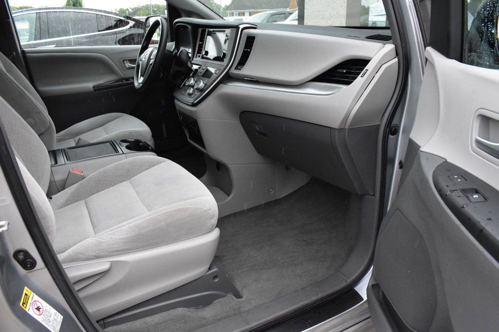 Used 2015 Toyota Sienna LE FWD image 19