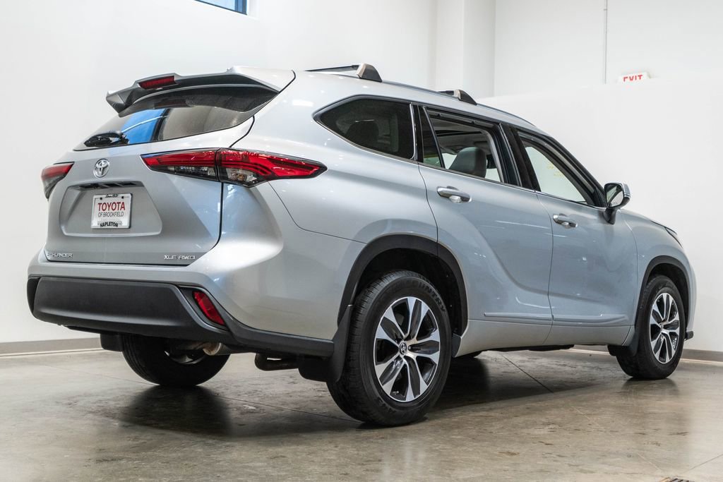 Used 2020 Toyota Highlander XLE AWD/4WD image 9