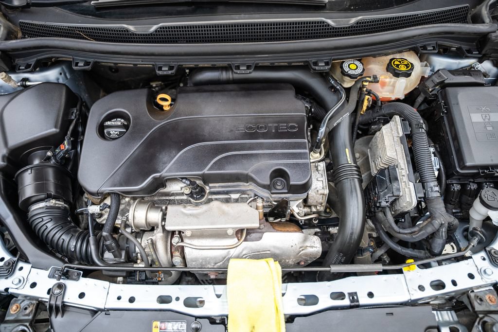 Used 2018 Chevrolet Cruze Premier w/ Enhanced Convenience Package FWD image 17