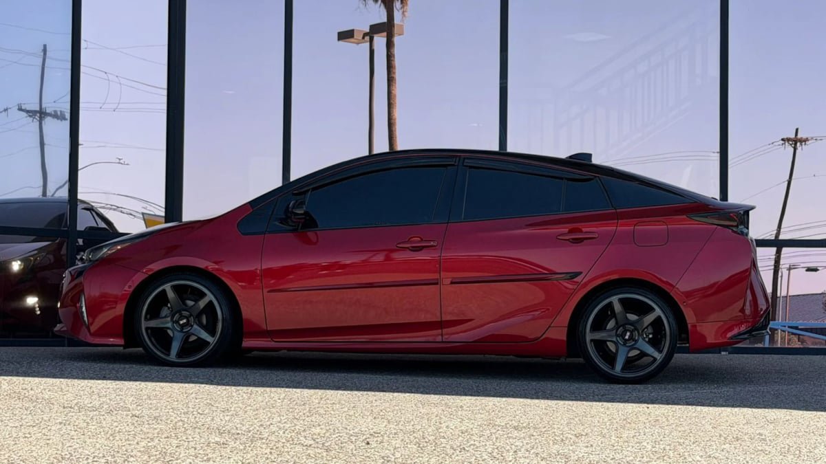 Used 2017 Toyota Prius Four Touring w/ Premium Convenience Package FWD image 4