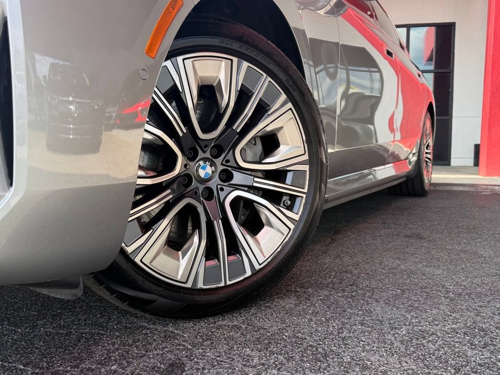 Used 2023 BMW i7 xDrive60 AWD/4WD image 2