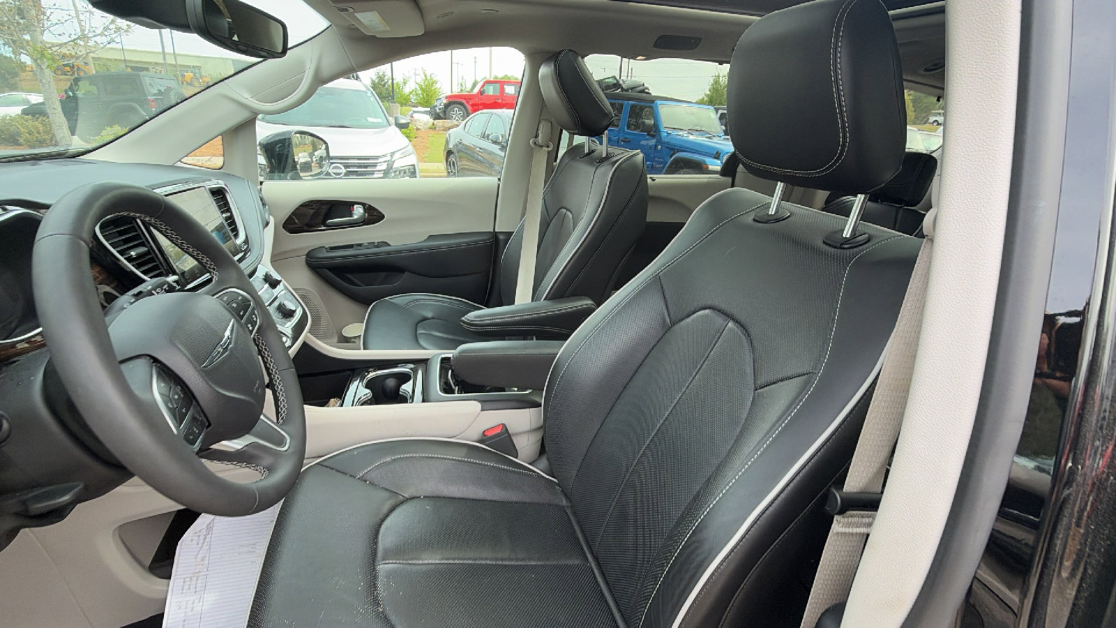 Used 2024 Chrysler Pacifica Limited image 17