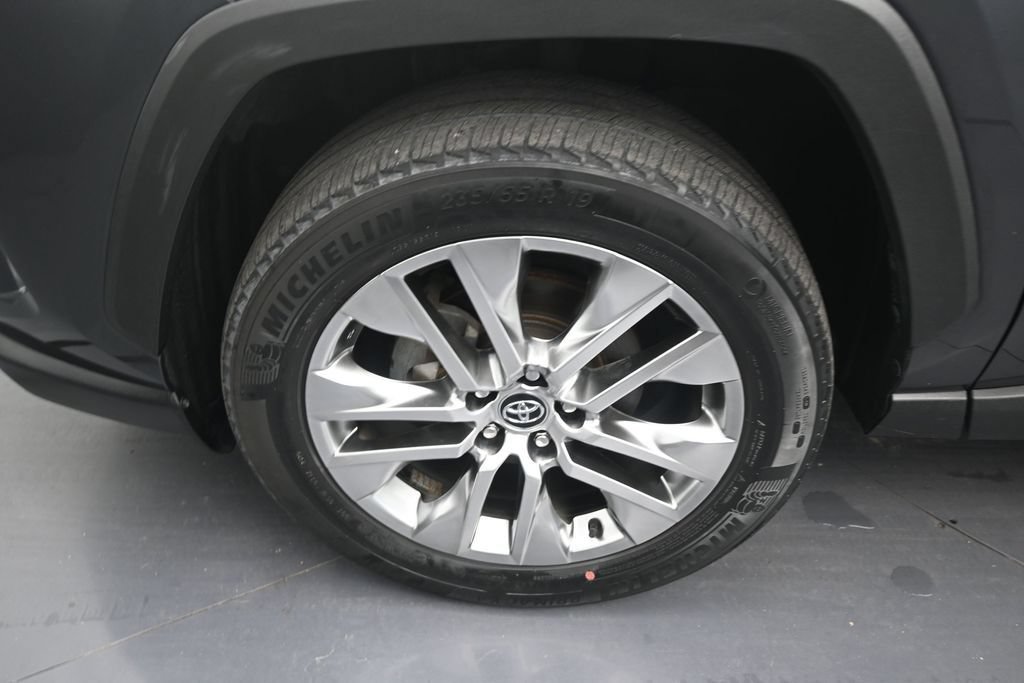 Used 2021 Toyota RAV4 XLE Premium FWD image 9